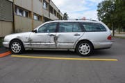 Der beschädigte Personenwagen. (Bild: Kapo SG)