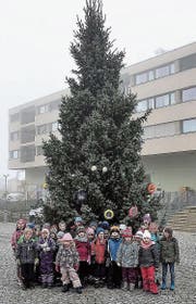 Die Degersheimer Kindergärtler durften den Christbaum mit selbst gebasteltem Schmuck dekorieren. (Bild: PD)