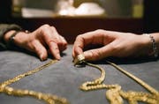 Nicht alles Gold, was glänzt: Vor dem Kauf überprüfen die Juweliere, ob der Schmuck echt oder doch nur vergoldet ist. (Bild: Urs Jaudas)