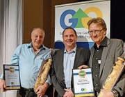 Präsident Michael Schwizer, flankiert von den beiden neuen Ehrenmitgliedern Markus Helfenberger (links) und Stephan Stöckli. (Bild: PD)
