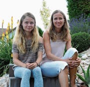 Bernadette Meier mit Tochter Christina (links) im Garten ihres Zuhauses in Dreien. (Bild: Beat Lanzendorfer)