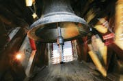 Soll das Volk sagen, ob sie nachts die Stunden schlagen darf? Glocke in der Kathedrale. (Bild: Urs Bucher)