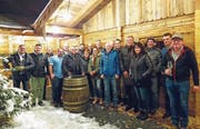 Das OK des 105. St. Galler Kantonalschwingfestes 2019 und seine Helfer feiern die Vergabe bei der Eisbahn in Altstätten. (Bild: pd)