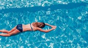 Schüler lernen in Altstätten schwimmen, um sich jederzeit über Wasser halten zu können. (Bild: Urs Bucher)