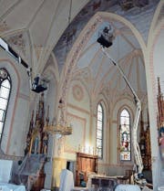 Das Innere der katholischen Kirche wird zurzeit gereinigt. Dabei kommen zwei Hebebühnen zum Einsatz. (Bild: Beat Lanzendorfer)