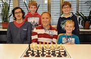 Die erfolgreichen Rheintaler Schach-Junioren (von links): Aaron Ulrich, Janis Wiederkehr, Nachwuchstrainer Gilbert Jost, Niklas Felde und Rafael van der Maat. Auf dem Bild fehlt Silvan Hongler. (Bild: pd)