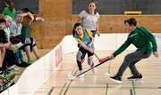 Spannende (Unihockey)-Spiele in vielfältig gemischten Teams. (Bild: ys)