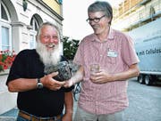 Hans Zingerli (links) überreicht Chefredaktor Gert Bruderer das frisch gepflückte Obst. (Bild: Monika von der Linden)