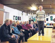 «Dressman» Ernst Brunner präsentierte die Herrenmode auf dem Laufsteg im Alters- und Pflegeheim. (Bild: Melanie Graf)
