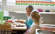 Kinder sollen in den Schulen der Stadt auch zu Mittag essen können dank der Freiwilligen Schulhausangebote (FSA). (Bild: Dominik Wunderli/LZ)