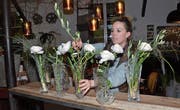 Karin Baumgartner hat Kunden in Davos, die edle Materialien mögen. Dafür stehen die Kristallvasen, die die Floristin am WEF mit Frischblumen bestückt. (Bild: Monika von der Linden)