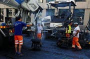 Heisser Asphalt, transportiert nach alter Väter Sitte.