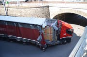 Beim Unfall entstand ein beträchtlicher Sachschaden. (Bild: Kapo AR)
