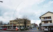 Die Visiere für den Migros-Neubau sind gestellt. Als markanter Zentrumsbau entsteht ein achtstöckiges Wohn- und Geschäftshaus. Dessen Visiere trotzten gestern dem starken Wind. (Bild: Mareycke Frehner)