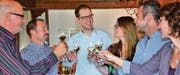 Alex Arnold (3. v. l.) stiess mit seiner Partnerin Franziska Grob (3. v. r.) im Restaurant Hölzlisberg auf den Wahlsieg an. Neben vielen anderen Personen gratulierten ihm der scheidende Eichberger Schulpräsident Richard Spira (links), der frisch gewählte Schulpräsident Marcel Dürr (2. v. l.) und die bestätigten Gemeinderatsmitglieder Franco Stabile und Doris Brülisauer. (Bild: Kurt Latzer)