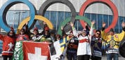 Philipp Untersander (rechts) posiert mit dem Fanclub seines Sohns vor dem Olympischen Eishockeystadion in Gangneung. (Bild: Philipp Kolb)