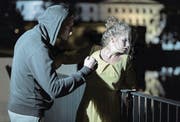 In diesem Symbolbild droht ein Mann einer Frau Gewalt anzutun. (Bild: Fotolia)