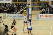 Die Spielerinnen von Volley Toggenburg verpassten gegen Genf trotz starker Gegenwehr eine Überraschung. In der Tabelle ist die Mannschaft auf Platz 6 abgerutscht. (Bild: Reinhard Kolb)