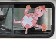 Toleriert: Das Fanmobil mit den vielen Fähnchen (oben) und die Kinderzeichnung auf dem hintersten Seitenfenster eines Kleinbusses.