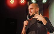 Künstler aus der Poetry-Slam-Szene zum Schluss des Kulturpunkt-Jahresprogramms haben fast schon Tradition. Dieses Mal war Renato Kaiser zu Gast im Degersheimer Brockenhaus. (Bild: Michael Hug)