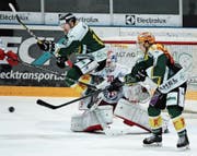 Die Kanadier Cam Braes (links) und Jaedon Descheneau sorgen für Gefahr vor Rapperswils Goalie Melvin Nyffeler. (Bild: Mario Gaccioli)