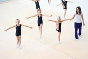 Eugenia Ramich (rechts) im Training mit den jungen Turnerinnen. (Bilder: Coralie Wenger)