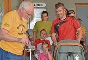 Richard Werner aus Dornbirn (links) half schon zum sechsten Mal am Montlinger Orientierungslauf. Gestern hat er den Start überwacht.