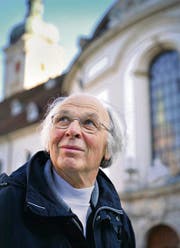 Komponist Iso Rechsteiner vor der Kathedrale, wo sein Werk am Samstag uraufgeführt wird. (Bild: Ralph Ribi)