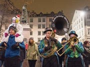 Agugge: Trotz Kälte und Nässe gute Stimmung morgens um sechs Uhr beim Vadian-Denkmal. (Bild: Urs Bucher)