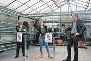 Im Gewächshaus diskutierten Regierungspräsident Martin Klöti und Braumeisterin und Sonnenbräu-Geschäftsführerin Claudia Graf. Die Fragen stellte «Rheintaler»-Chefredaktor Gert Bruderer. (Bild: Max Pflüger)