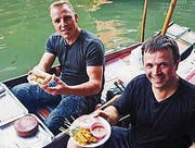 Jobtausch Staffel 5 Folge 1 Imbissköche, Thailand Max Kappeler und Markus Bösch in Thailand 2016 Copyright: SRF NO SALES NO ARCHIVES Die Veröffentlichung im Zusammenhang mit Hinweisen auf die Programme von Schweizer Radio und Fernsehen ist honorarfrei und muss mit dem Quellenhinweis erfolgen. Jede weitere Verwendung ist honorarpflichtig, insbesondere auch der Wiederverkauf. Das Copyright bleibt bei Media Relations SRF. Wir bitten um Belegexemplare. Bei missbräuchlicher Verwendung behält sich das Schweizer Radio und Fernsehen zivil- und strafrechtliche Schritte vor.