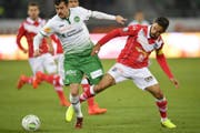 Der St. Galler Tranquillo Barnetta wird von Luganos Jonathan Sabbatini ausgebremst. (Bild: Keystone)