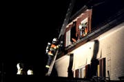 Die Feuerwehr löscht den Mottbrand. (Bild: Kapo SG)