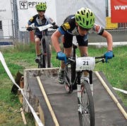 Offroad-Kurs am topfebenen Bodenseeufer: Die Rheintaler U11-Fahrer Lerino Loher (vorne) und Nico Schukraft (Team Ostschweiz-Druck-Stevens) kommen mit diesem ungewohnten Parcours gut zurecht. (Bild: rbo)