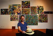 Der Gossauer Künstler Benno Meier vor einem der beiden «Blumenteppiche» in der Galerie im Bahnhof. (Bild: Urs Bucher)