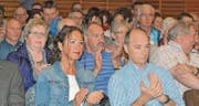 Die Rüthner Bürgerschaft dankt dem scheidenden Gemeindepräsidenten und dem scheidenden Präsidenten der Primarschulgemeinde an deren letzter Bürgerversammlung mit heftigem Applaus. (Bild: Kurt Latzer)