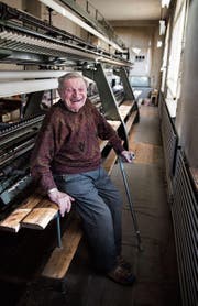 Ein Herz und eine Maschine: Hans Bürkler vor seiner Stickmaschine.