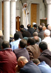 Muslime in der Grossen Moschee von Petit-Saconnex in Genf hören dem Imam während des Freitagsgebets zu. (Bild: ky/Martial Trezzini (21. März 2003))