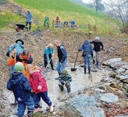 Bevor sich die Lehmklumpen stampfen lassen, müssen sie tüchtig gewässert werden. (Bild: pd)