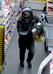Trotz der auffälligen Jackenaufschrift "Bomboogie" konnte der Volg-Räuber lange nicht ermittelt werden. (Archivbild) (Bild: PD)