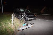 Der Lenker kam von der Strasse ab und fuhr in einen Wegweiser. (Bild: Kapo SG)