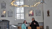 Mesmerin Rita Harb und Künstler Det Blumberg unter dem Dornenkranz, der zur Installation «Baustelle Kirche» gehört. (Bild: Sabine Schmid)