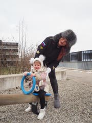 Zwei, die auch bei Minusgraden gerne an die frische Luft gehen: Yana Koroleva und Tochter Milana. (Bild: Angelina Donati)