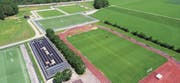 Die Sportanlage Rüti aus der Vogelperspektive. Oben im Bild der neue Kunstrasenplatz und die beiden zusätzlichen Naturrasenfelder. (Bild: PD)