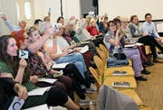 Mit einem heiteren Multiple-Choice-Verfahren wurden an der Chössi-Versammlung neue Vorstandsmitglieder und Helfende gesucht. (Bild: Cecilia Hess-Lombriser)