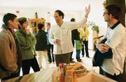Rene Duveen (Mitte) hatte am Tag der offenen Tür im Ökodorf viele Fragen über die entstandenen Wohnungen im Kurhaus zu beantworten. (Bild: bm.)