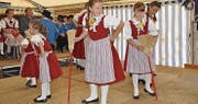Der Kindertrachtenchor Fürstenland führt im Festzelt einen Besentanz auf. (Bilder: Kathrin Meier-Gross)