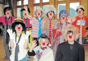 Die Bütschwiler Primarschüler machen Zirkus: Diesen Freitag zeigen sie in der Turnhalle Dorf in Bütschwil, was sie von Zirkuspädagoge Thommy Müller vom «Circus Balloni» an Akrobatik, Komik und Zauberei gelernt haben. (Bild: Sylvia Baumann)