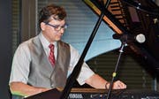 Felix Bohle hat die Musik-Dinner-Lounge ins Leben gerufen. Er spielt eine Eigenkomposition mit Improvisationen und nennt es «Lust auf Urlaub im Herbst». (Bild: Monika von der Linden)