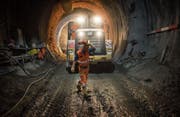 Meter um Meter graben sich die Arbeiter durch den Ruckhaldetunnel. Rund 450 der total 700 Meter haben sie zurückgelegt. (Bild: Benjamin Manser)